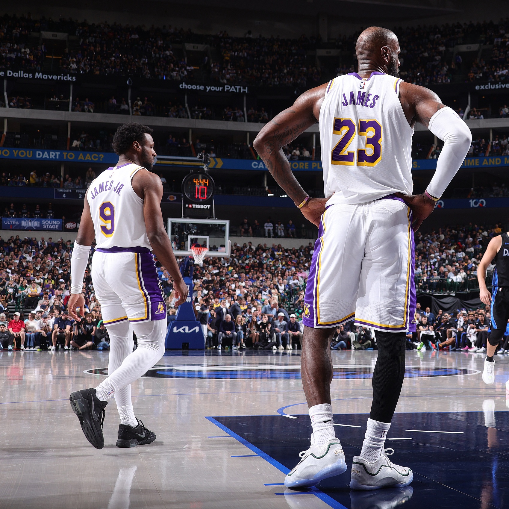 夸梅喊话詹姆斯：为什么布朗尼在你身边就变成了胆小的吉娃娃？