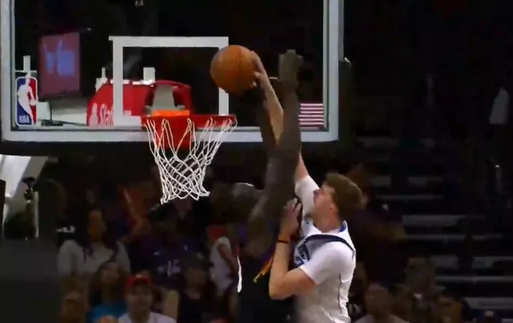 大学同学不留情面！弗拉格欲劈扣，马卢阿奇送上排球大帽